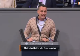 Cadena de oro, chandal de marca y riñonera: la aparición de un diputado alemán en el Bundestag para criticar la inmigración