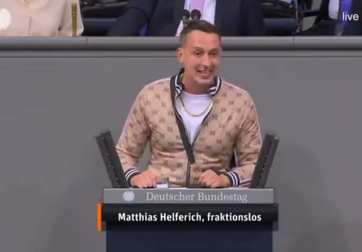 El diputado alemán Matthiasm Helferichdisfrazado en el Bundestag