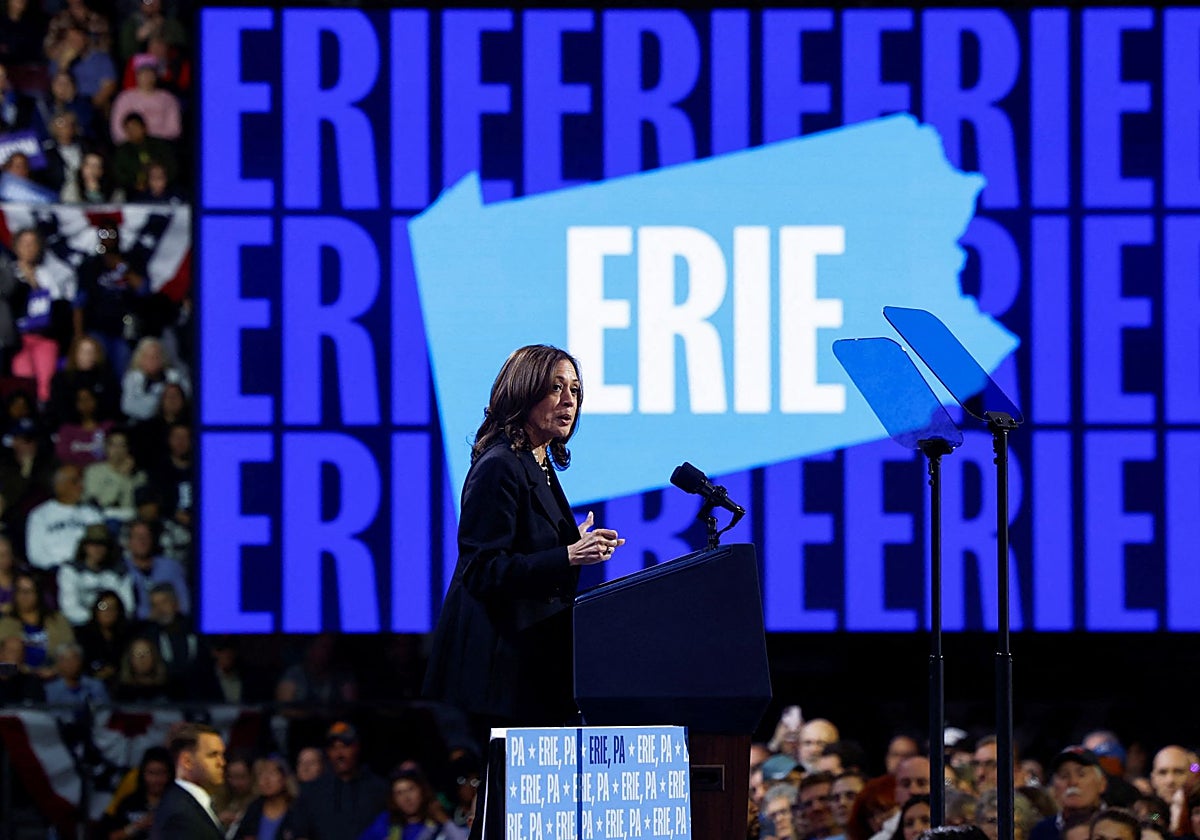 La candidata presidencial demócrata y vicepresidenta de EE . UU. , Harris, visita Erie