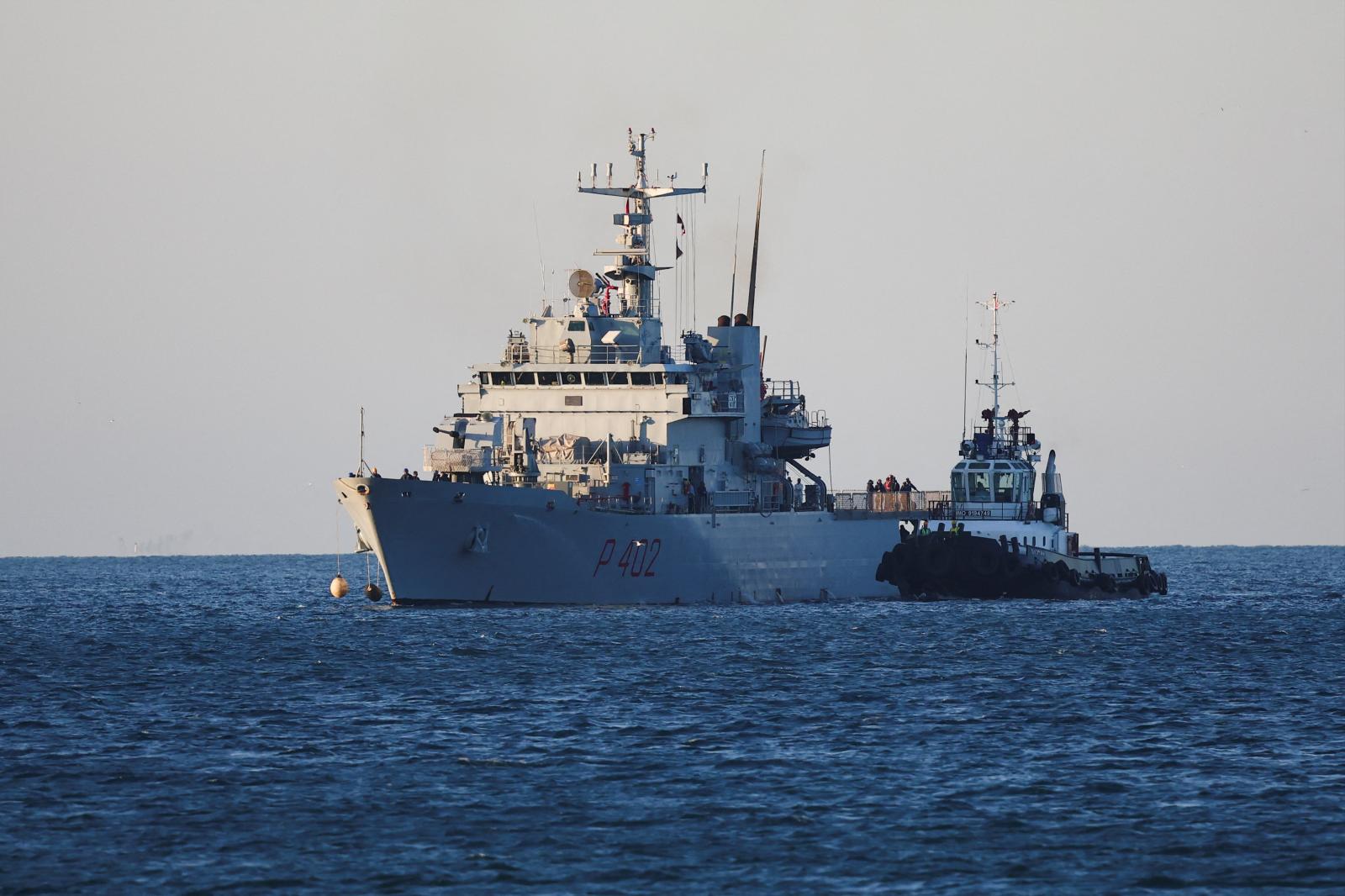 El buque 'Libra' de la marina italiana que transporta inmigrantes llegando a Albania