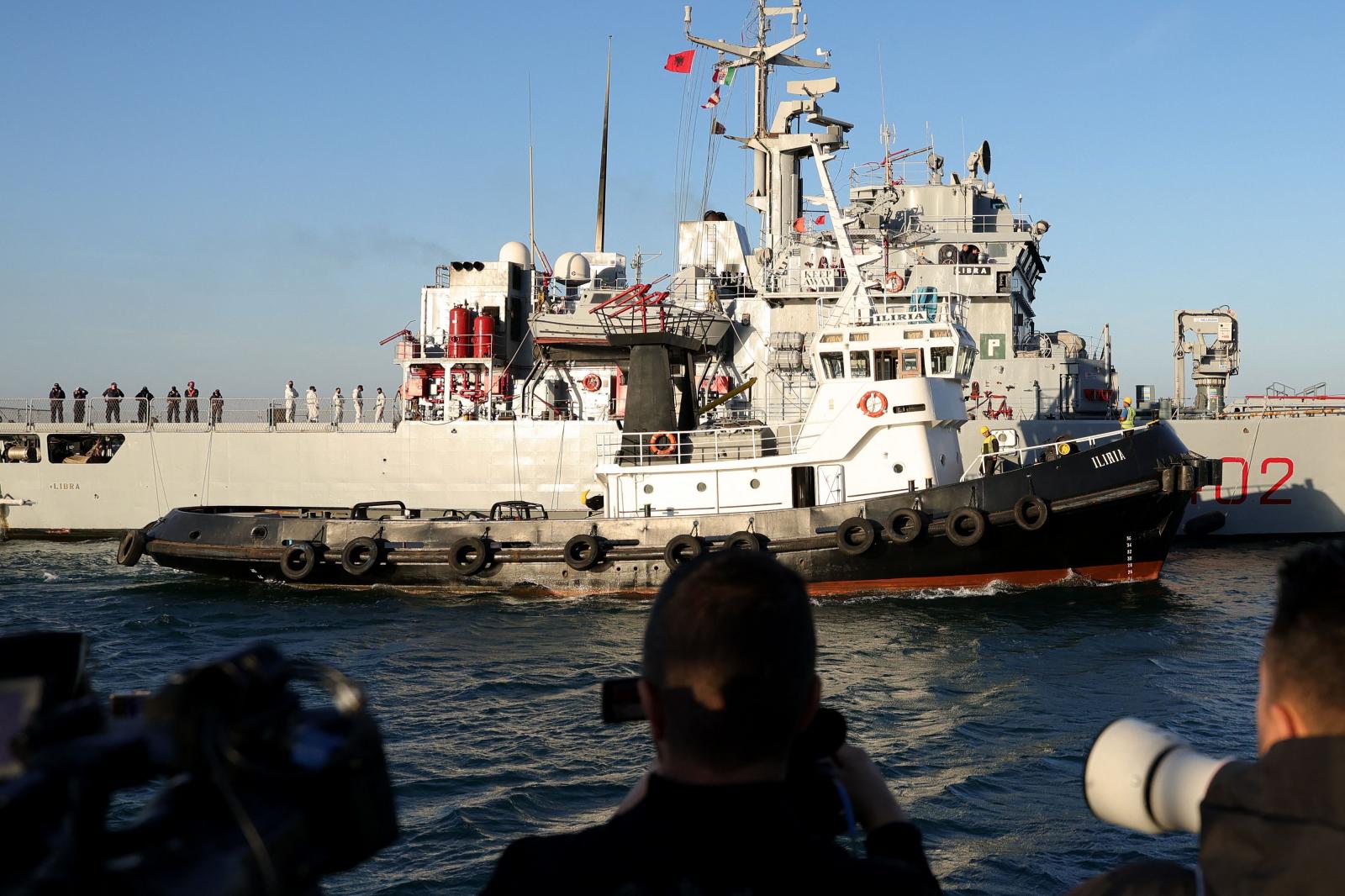 El buque 'Libra' de la marina italiana siendo fotografiado por los medios de comunicación