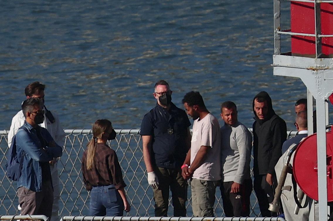 Los primeros inmigrantes, a la espera de desembarca del buque 'Libra'