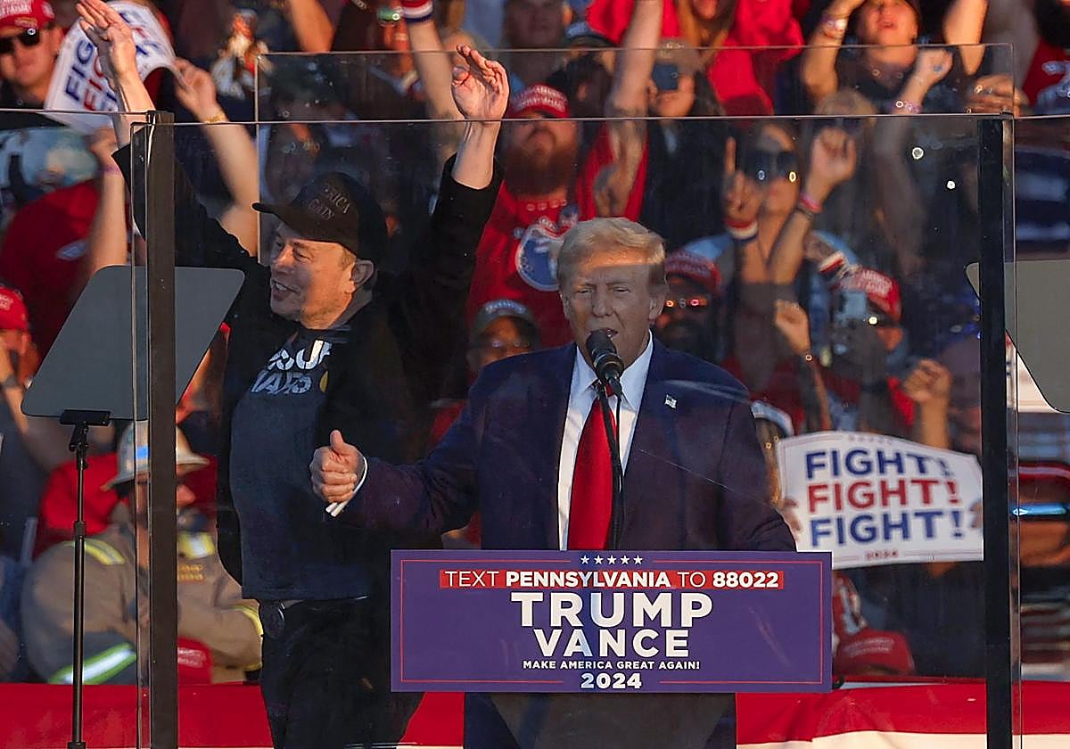 El expresidente Donald Trump con Elon Musk en su último mitin en Pensilvania