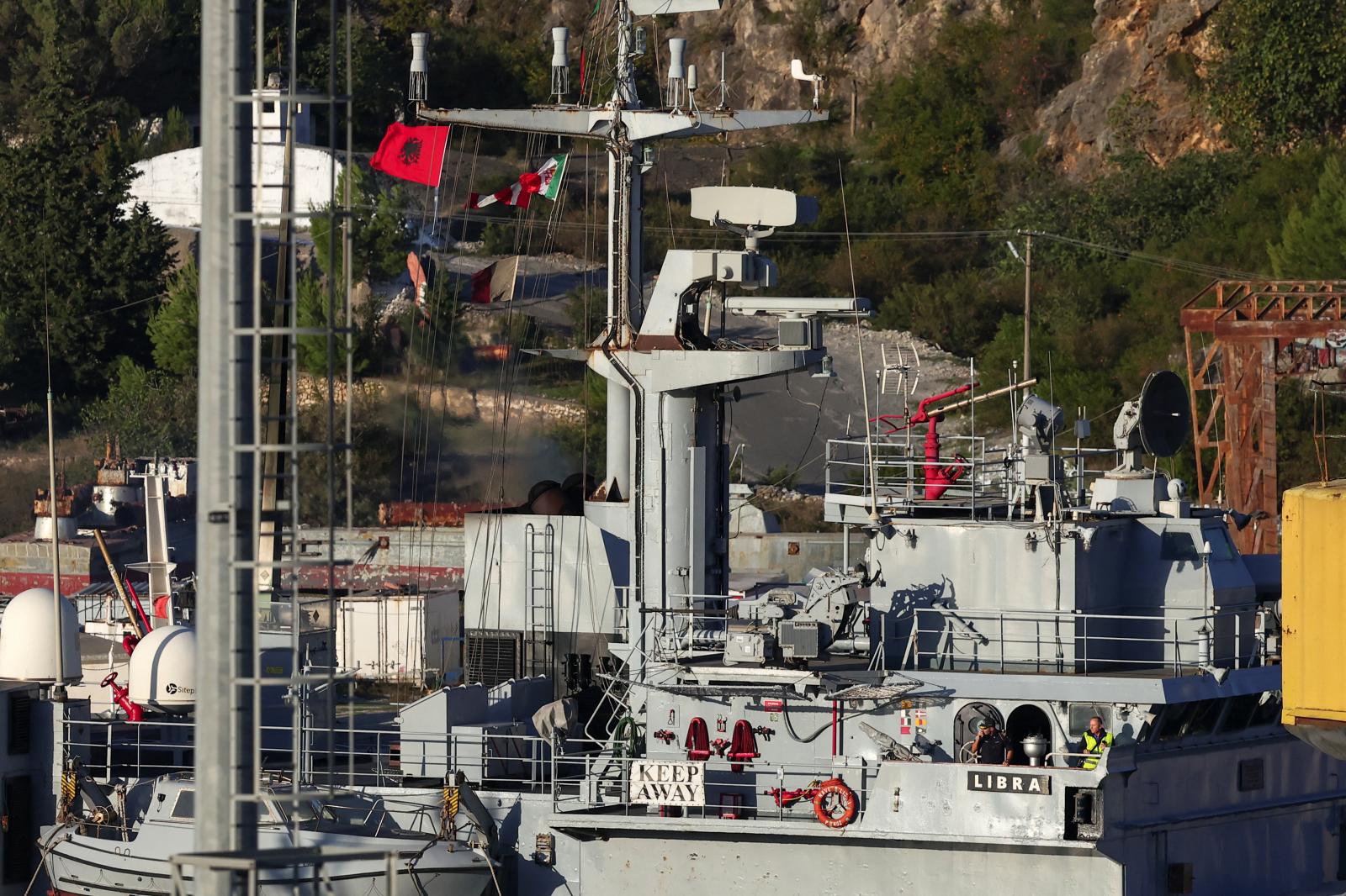El buque 'Libra' llegando al puerto de Albania