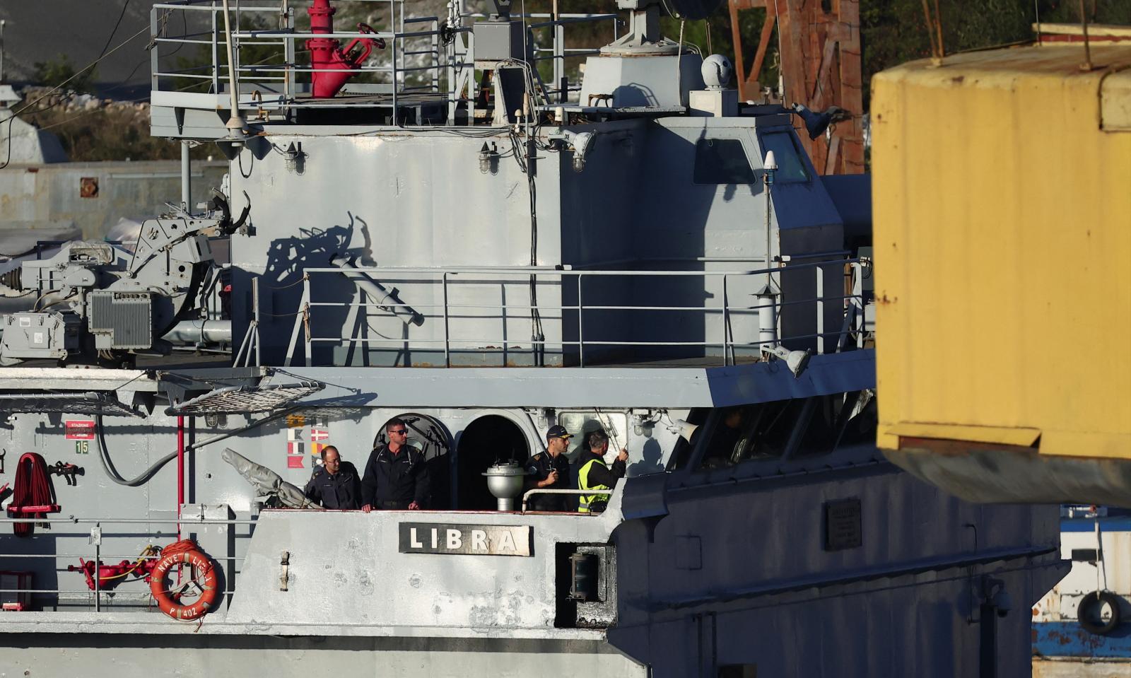 Trabajadores y militares de la Marina italiana en el buque 'Libra' esperando al desembarco
