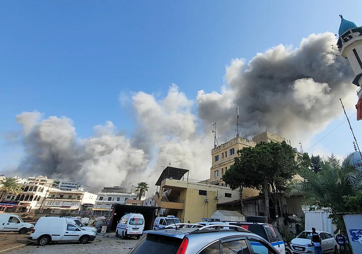 Columnas de humo durante los ataques aéreos israelíes en la ciudad de Nabatiyeh, en el sur del Líbano