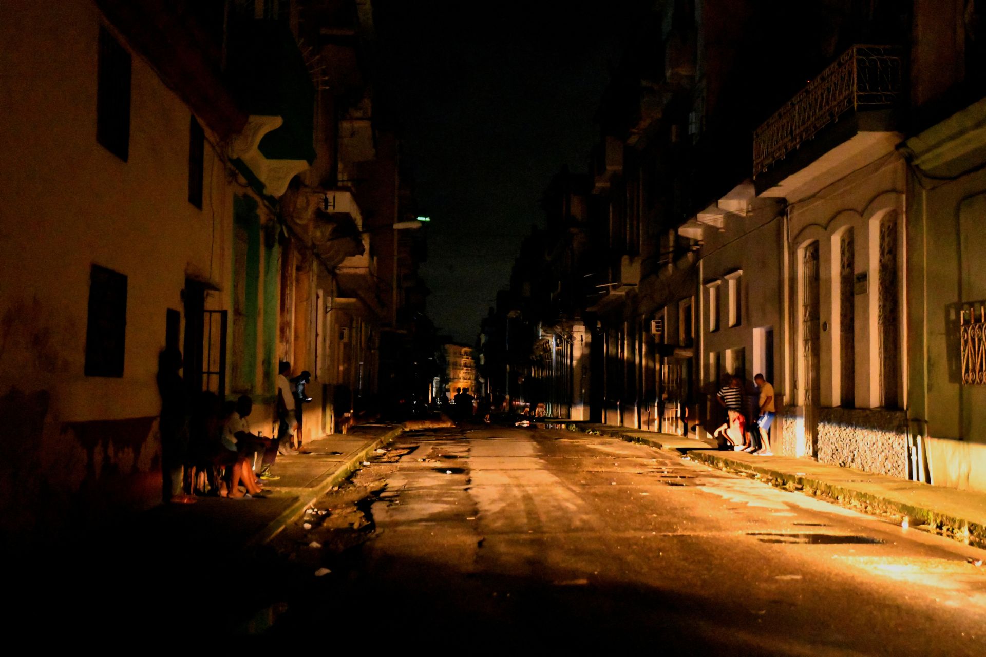 Una calle de La Habana apenas iluminada debido a los cortes de luz.
