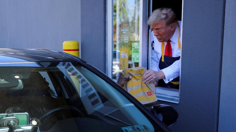 Donald Trump, atendiendo en una ventanilla de McDonald's en Pensilvania