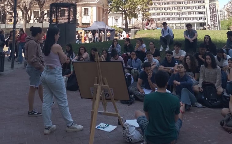 Imagen principal - Alumos y profesores de la Facultad de Ciencias Médicas de la UBA en clases públicas frente a la facultad como modo de protesta