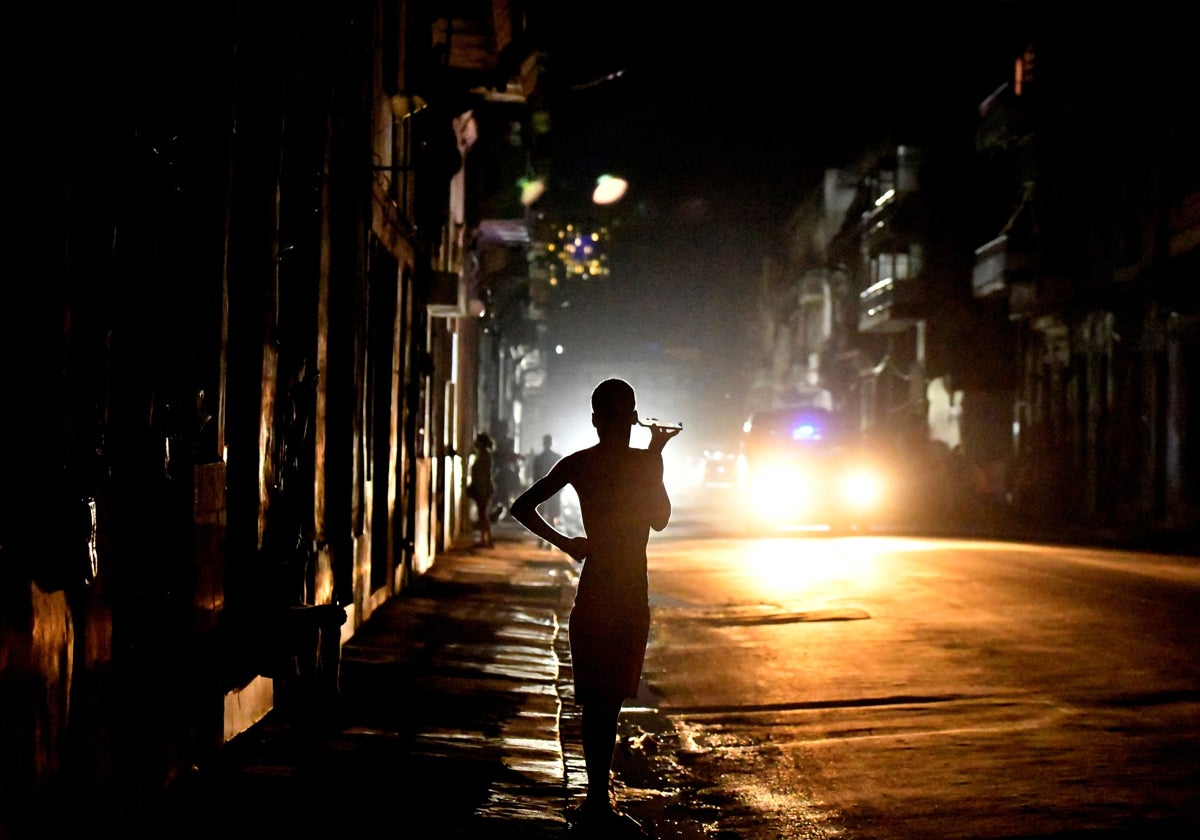 La gente se para en una calle de La Habana por la noche mientras Cuba se ve afectada por un apagón en toda la isla, el pasado viernes