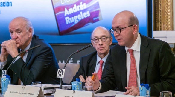 Andrés Rugeles (dcha.), autor del libro, junto a José Antonio Belaunde (izda.) y Guillermo Fernández de Soto