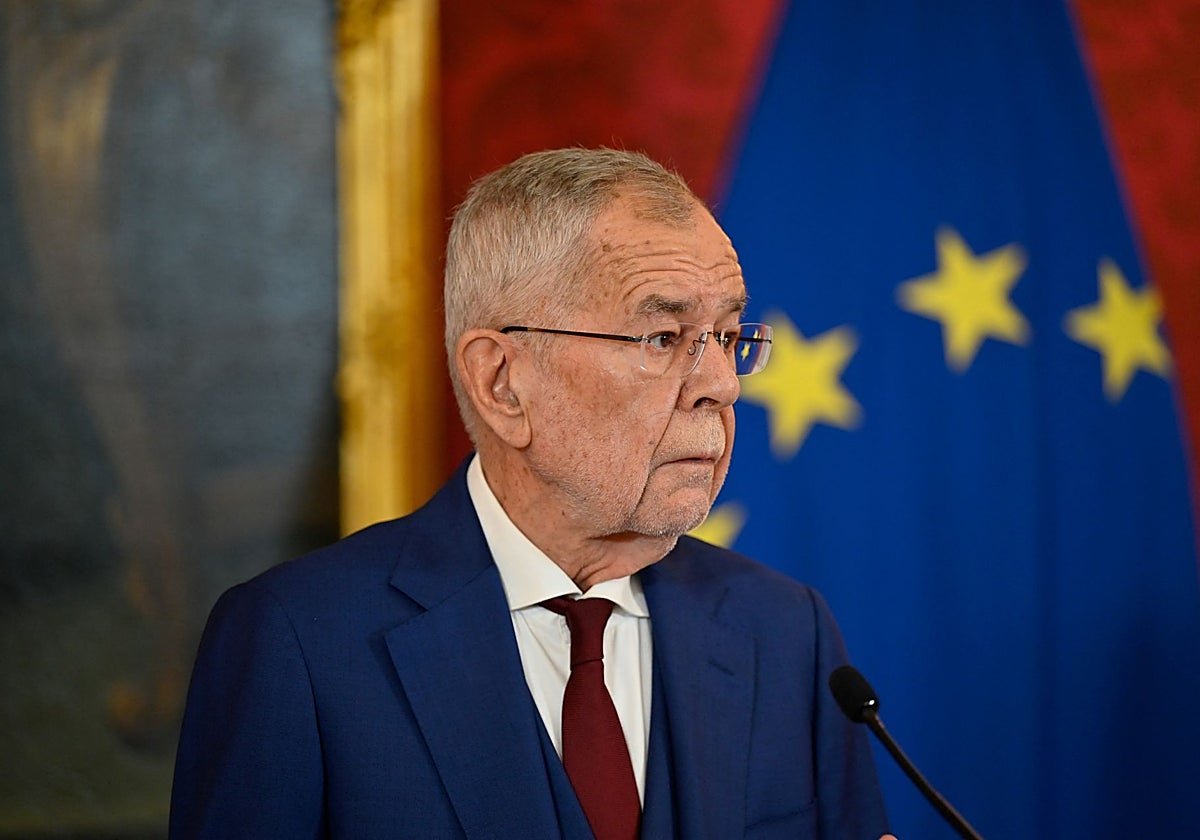 El presidente austriaco, Alexander Van der Bellen, pronuncia un discurso en el Palacio de Hofburg en Viena