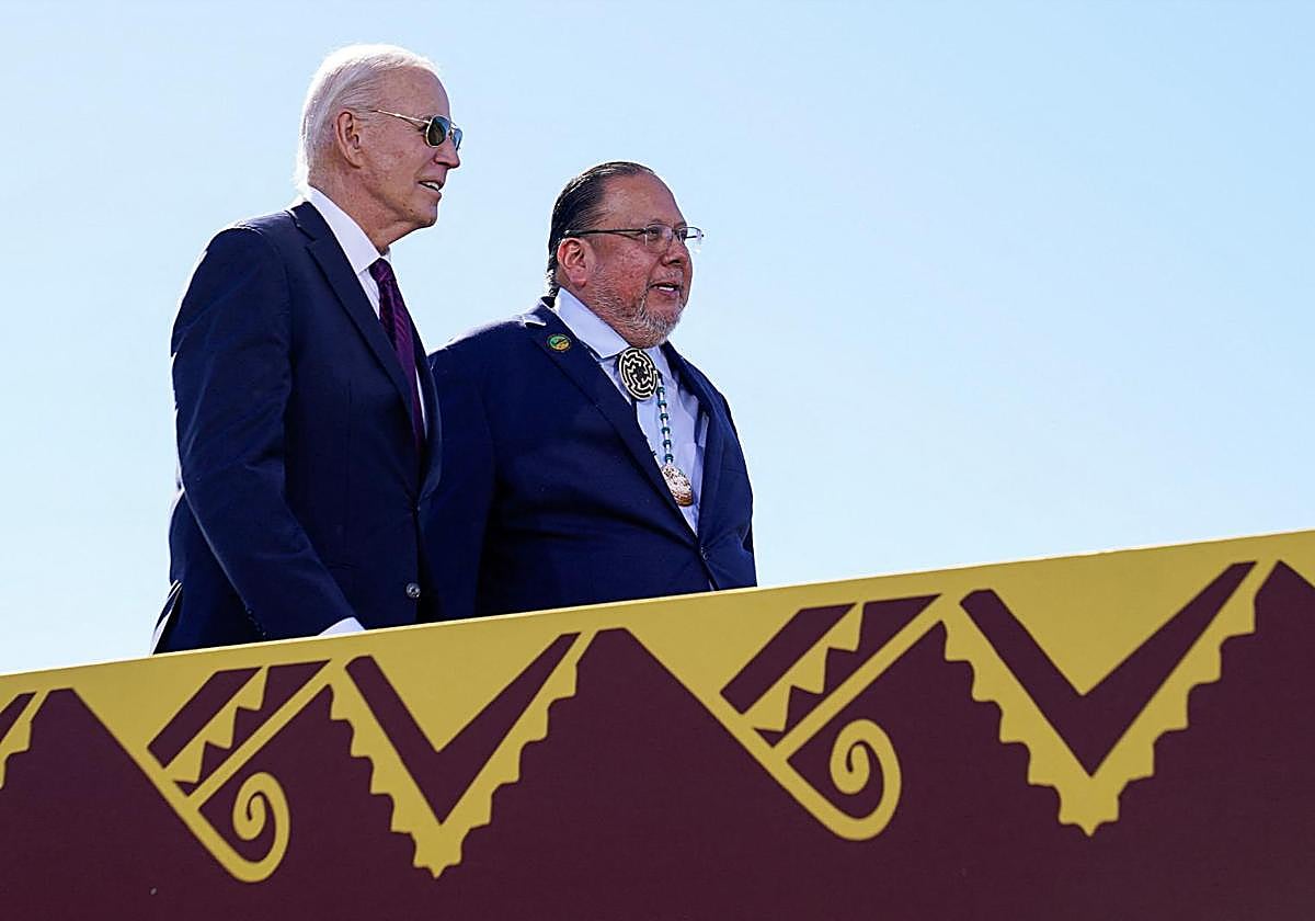 El presidente de Estados Unidos, Joe Biden, caminando junto al gobernador de la comunidad india de Gila River, Stephen Roe Lewis