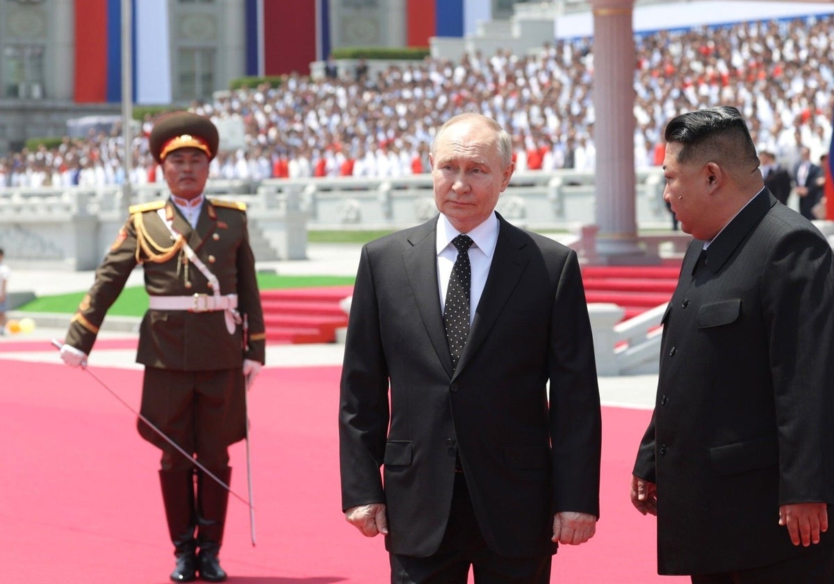 Kim Jong-un y el presidente ruso Vladimir Putin asisten a una ceremonia de bienvenida en la plaza Kim Il-Sung, Corea del Norte, en una foto de archivo