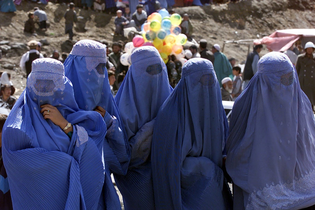 Mujeres con burka delante de unos globos en Afganistán (2002)