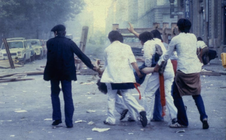 Imagen principal - En la primera y la tercera imagen, Hollander inmortaliza los disturbios que ocurrieron el 18 de julio de 1978, cuando las fuerzas del orden irrumpieron en la plaza de toros y el enfrentamiento se saldó con la muerte de Germán Rodríguez Saiz, militante de la formación radical de izquierdas LKI. En la segunda fotografía, el papa Juan Pablo II ora ante el Muro de las Lamentaciones