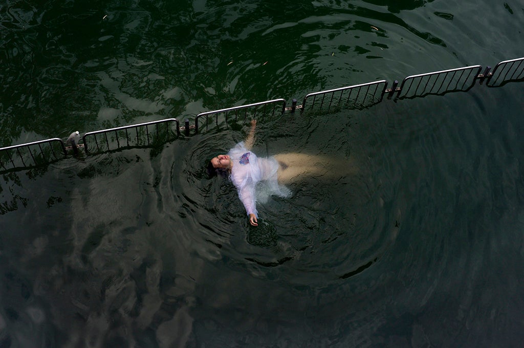 Una mujer, bautizándose por inmersión en el río Jordán