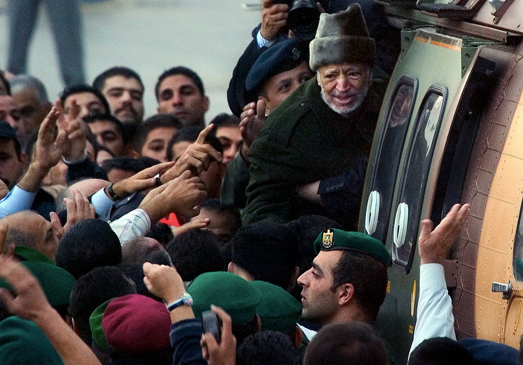 Yasser Arafat, subiendo a un helicóptero que lo llevará a París para recibir un tratamiento médico (2004)