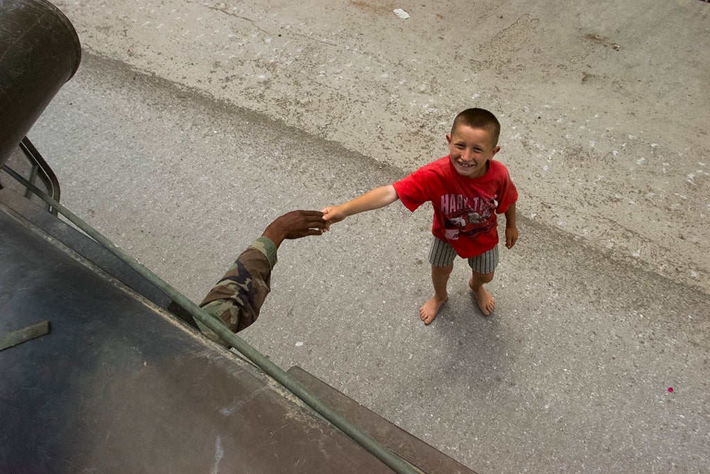Un niño kosovar saluda a un soldado de Estados Unidos durante la guerra de los Balcanes (1999) 