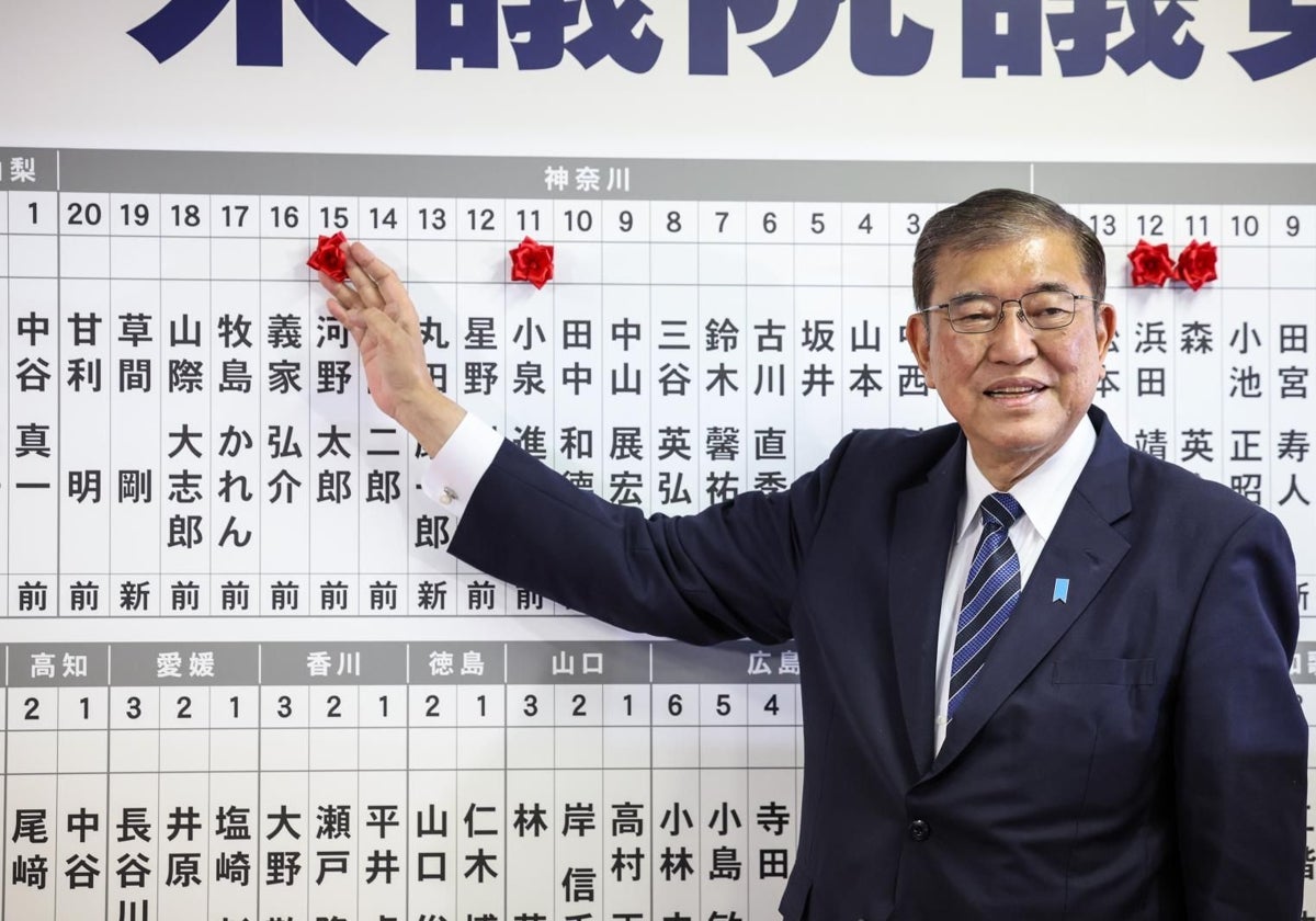 El primer ministro japonés, Shigeru Ishiba, durante el recuento electoral