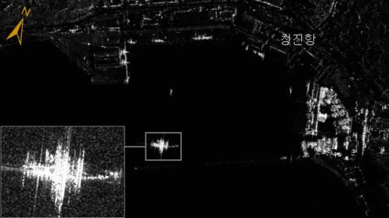 La agencia de espionaje de Corea del Sur afirma que esta imagen satelital de radar de apertura sintética muestra barcos rusos que transportan tropas norcoreanas a Rusia