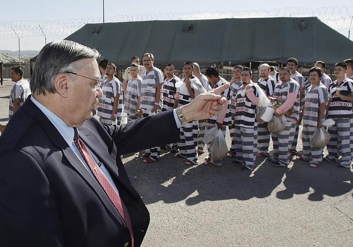 Arpaio junto a inmigrantes ilegales condenados en Phoenix en 2009