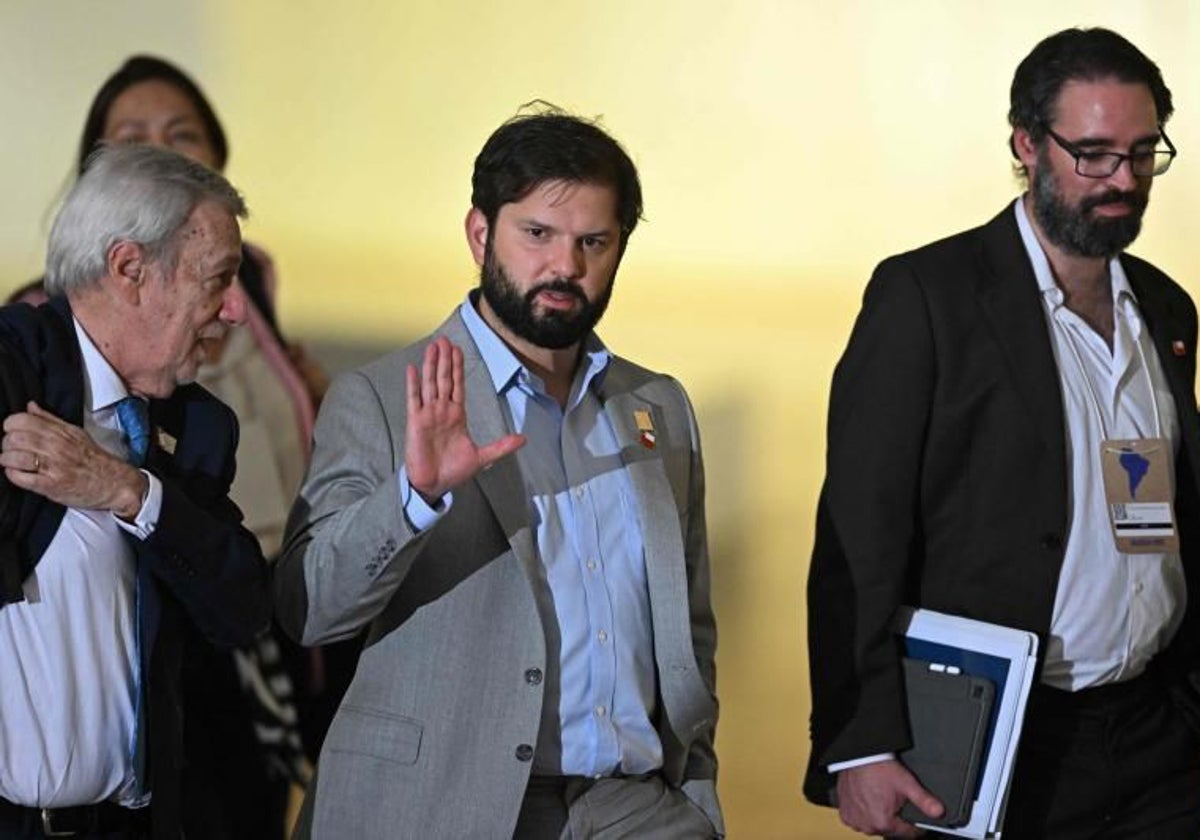 El presidente de Chile, Gabriel Boric, se despide con la mano en el palacio Itamaraty en Brasilia