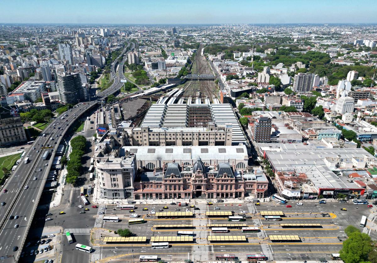Vista aérea de la estación de tren de la Constitución en Buenos Aires cerrada durante una huelga de 24 horas de todos los transportes