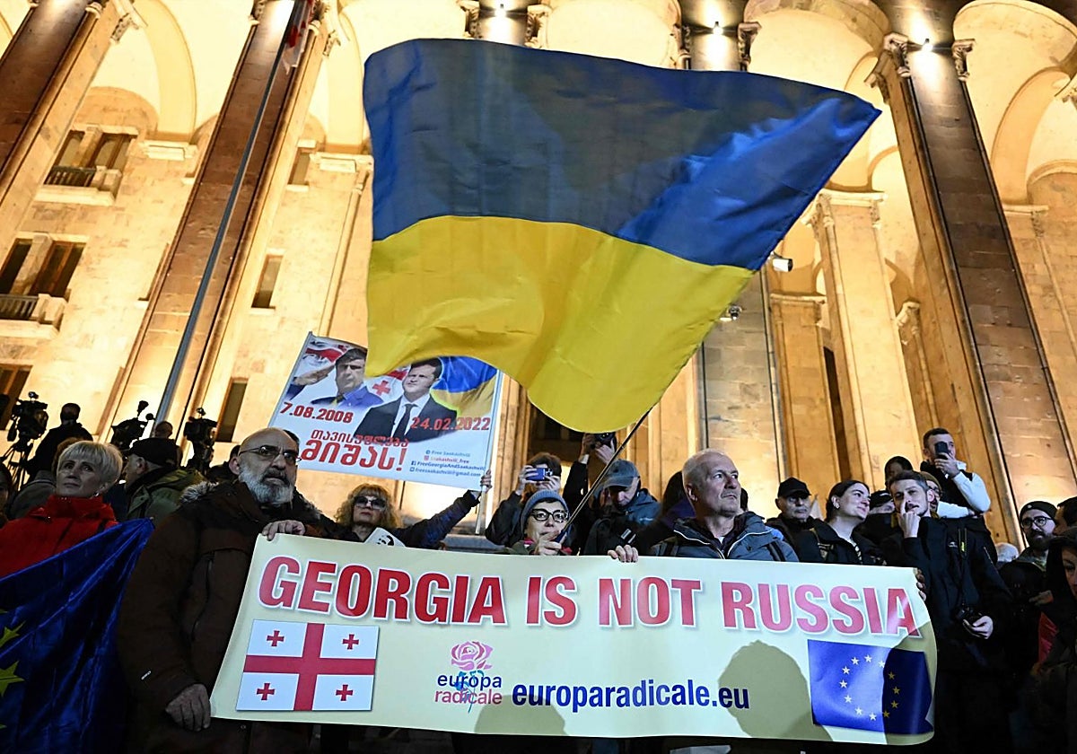 Manifestantes de la oposición proeuropea protestan contra el resultado electoral ante el Parlamento de Georgia