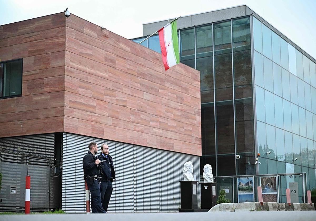 Agentes de policía alemanes montan guardia ante el Consulado General de la República Islámica de Irán en Fráncfort