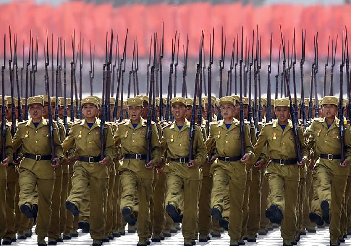 Soldados norcoreanos durante un desfile en pionyang
