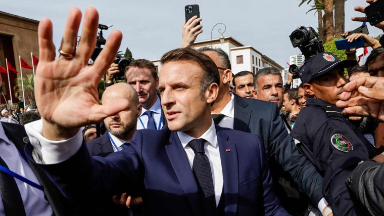 El presidente de Francia, Emmanuel Macron, saluda a la gente fuera del parlamento en Rabat