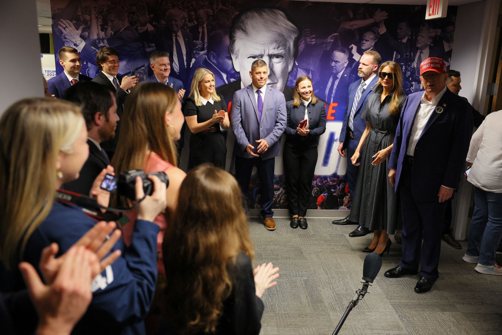 El candidato presidencial republicano y expresidente de Estados Unidos, Donald Trump, acompañado por la exprimera dama de Estados Unidos, Melania Trump, visita su sede de campaña para agradecer a los trabajadores de campaña el día de las elecciones, en West Palm Beach, Florida.