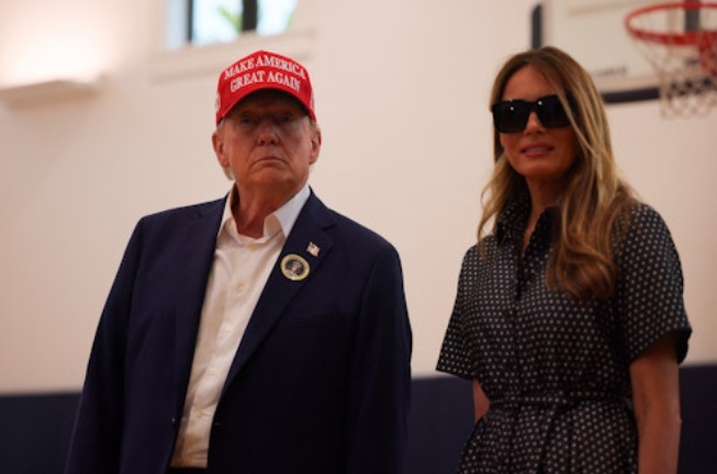 Donald Trump acude a votar junto con su esposa Melania en un colegio electoral de West Palm Beach (Florida)