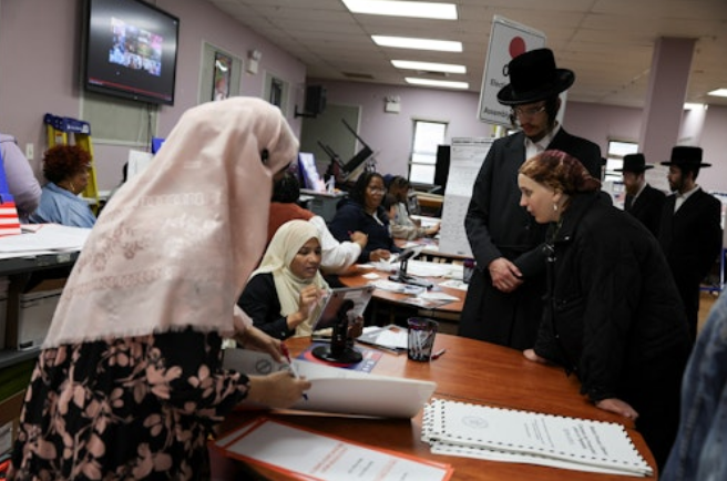 Los votantes de Brooklyn, Nueva York, siguen acercándose a los colegios electorales para votar en las elecciones