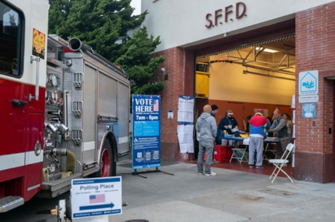 Algunos votantes han tenido que acercarse hasta la Estación de bomberos de San Francisco, California