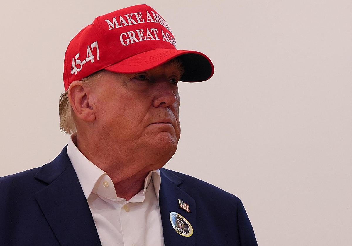 El candidato republicano, Donald Trump, yendo a votar a un colegio electoral en Florida