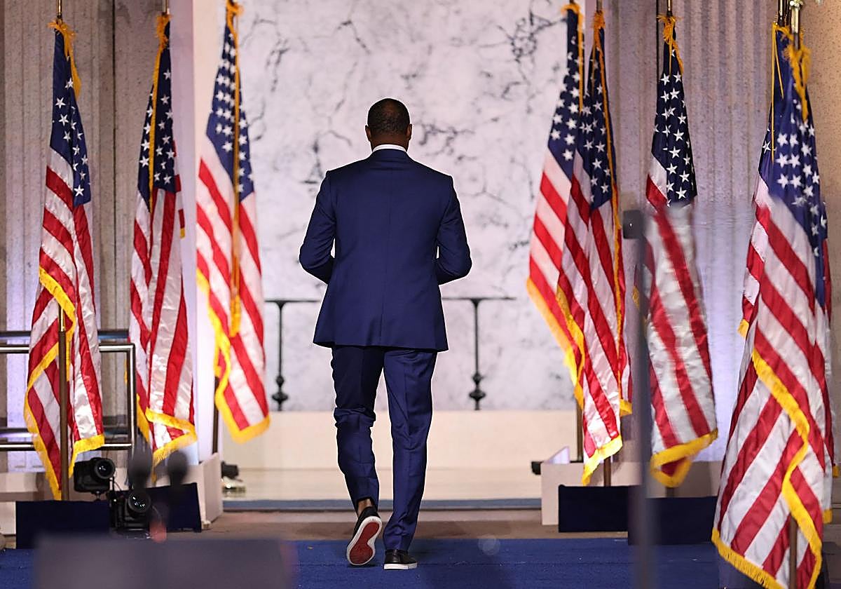 Cedric Richmond, de la campaña de Harris, abandona el estrado en la Universidad de Howard tras anunciar que la candidata no iba a comparecer