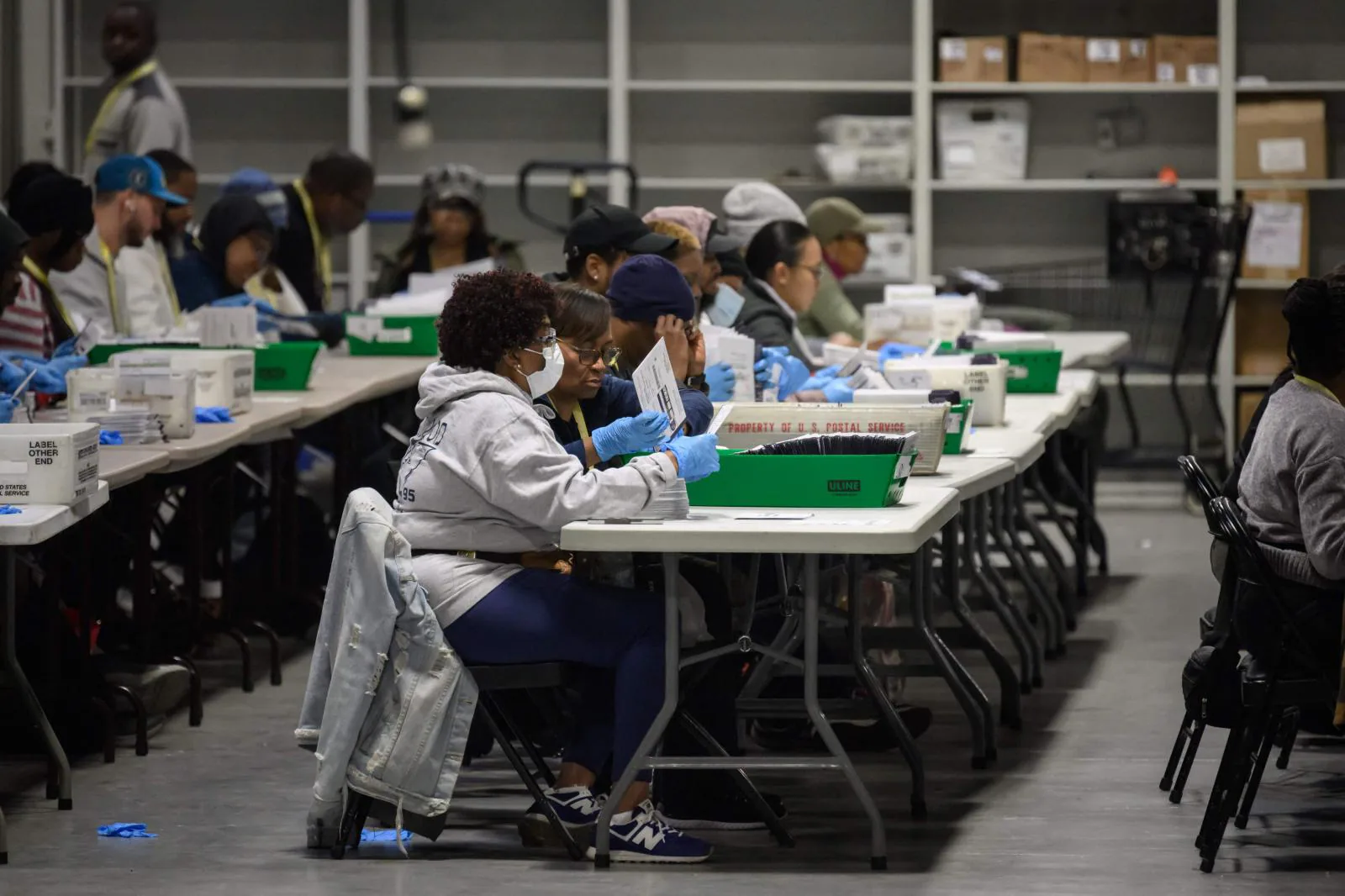 El personal de la junta electoral del condado de Filadelfia procesa los votos por correo en el almacén electoral de recuento de votos en las afueras de Filadelfia