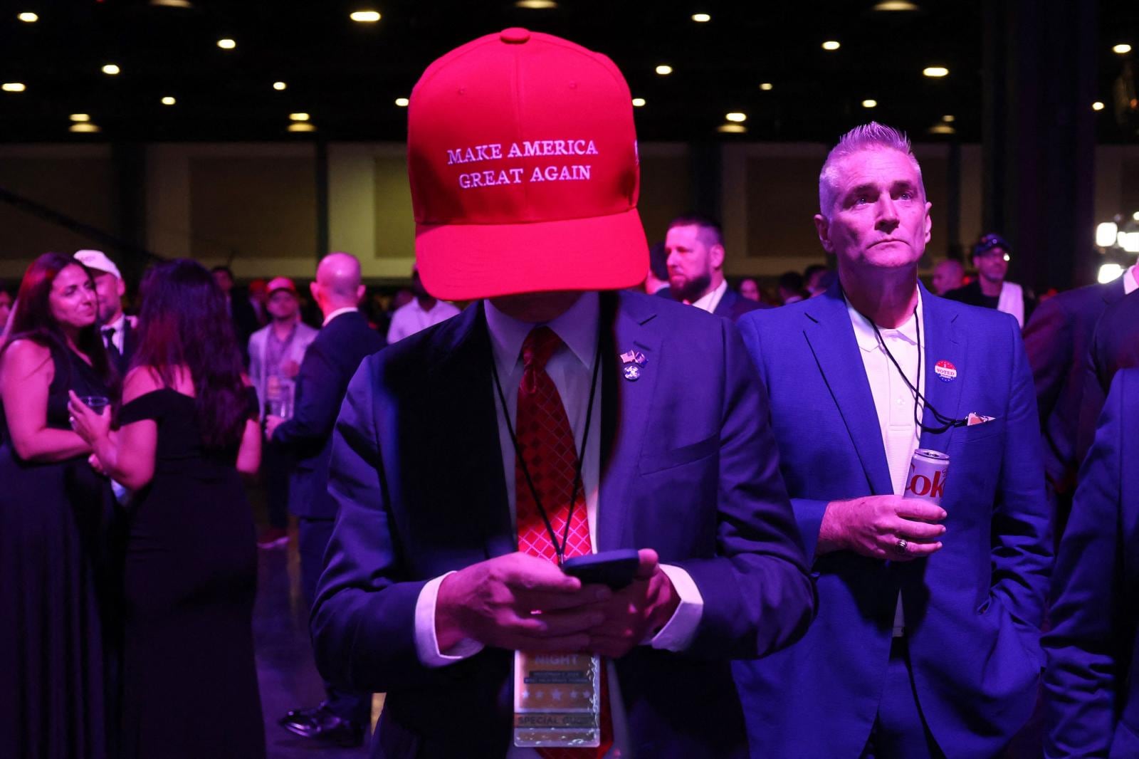 Un simpatizante lleva un sombrero gigante mientras sigue los resultados de las elecciones en el Centro de Convenciones de Palm Beach (Florida)