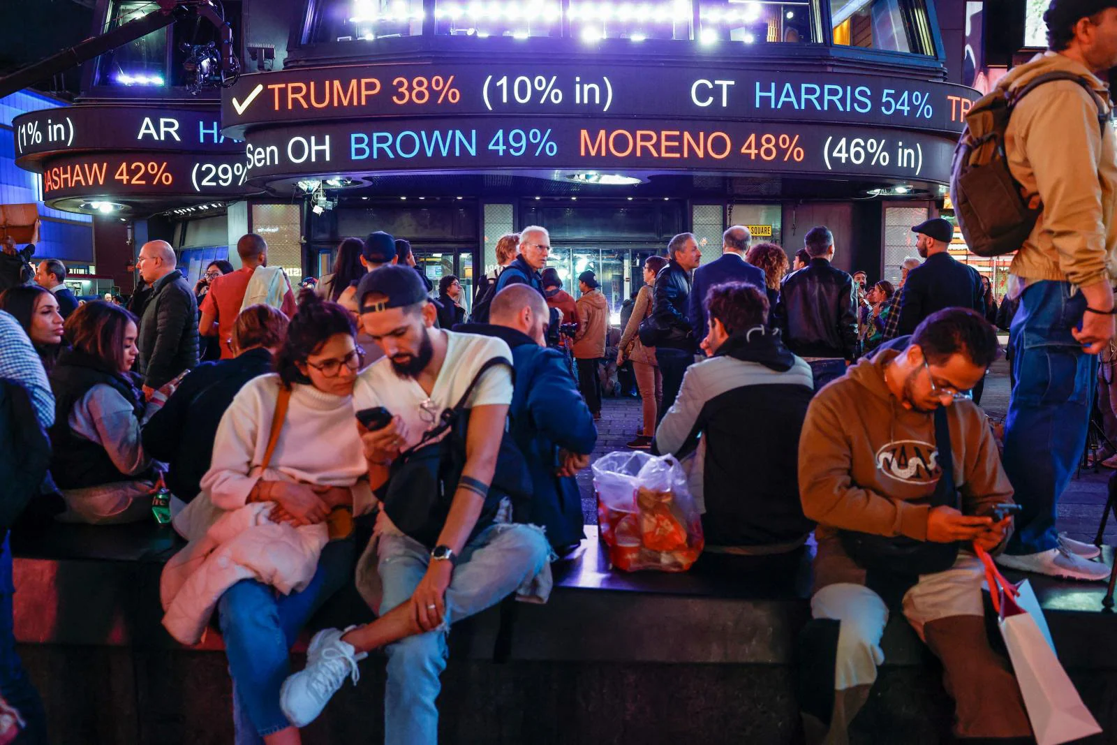 Una pantalla muestra los resultados preliminares de las elecciones presidenciales en Times Square