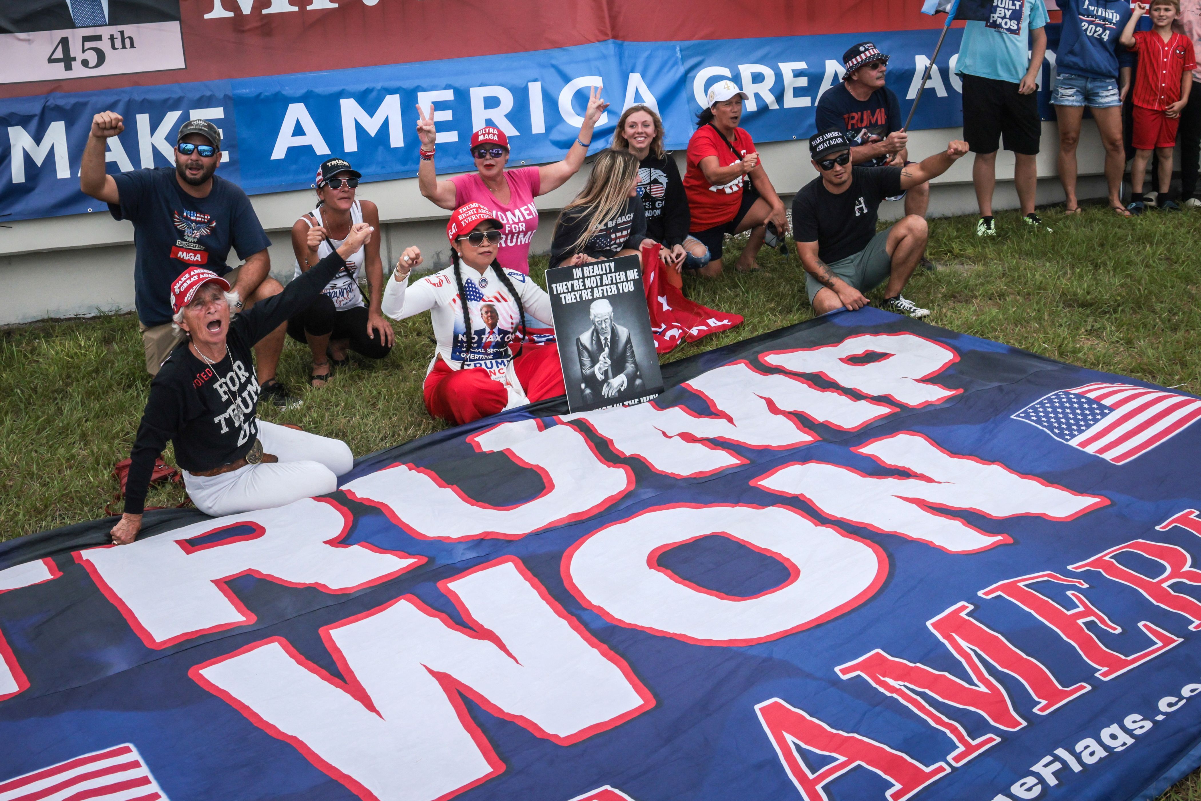 Simpatizantes del expresidente de EEUU y candidato republicano a la presidencia, Donald Trump, muestran su apoyo durante la jornada electoral cerca de su residencia en Mar A Lago, West Palm Beach, Florida