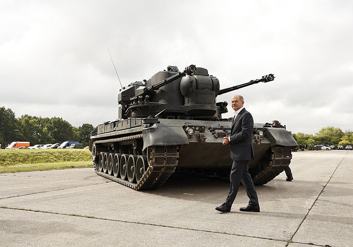 Olaf Scholz, canciller alemán, frente a un tanque Gepard en Holstein