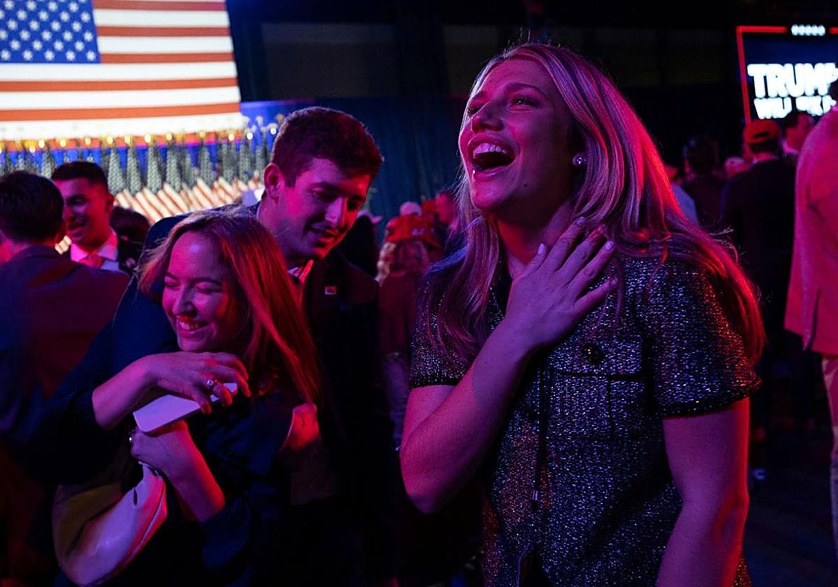 Momento en el que se anuncia la victoria de Trump en el centro de convenciones de West Palm Beach