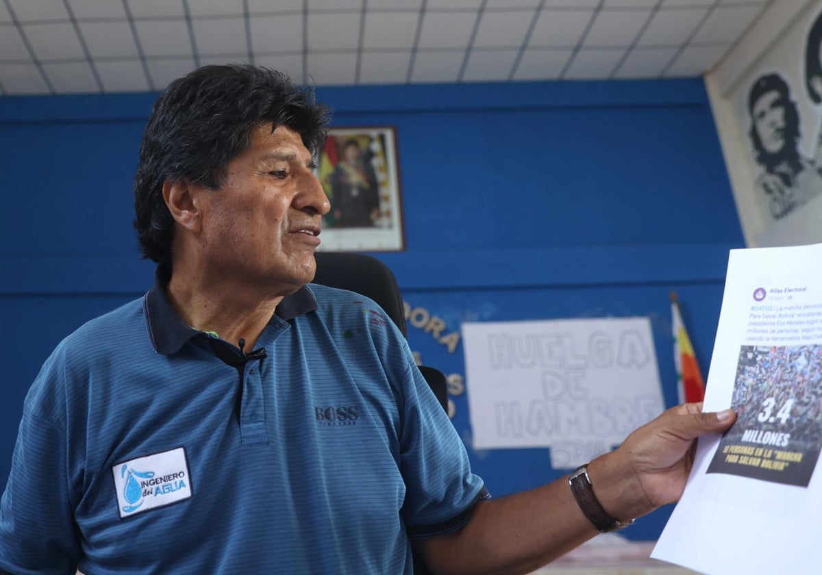 El expresidente Evo Morales (2006-2019), leyendo un documento durante el quinto día de huelga de hambre iniciada por el exmandatario