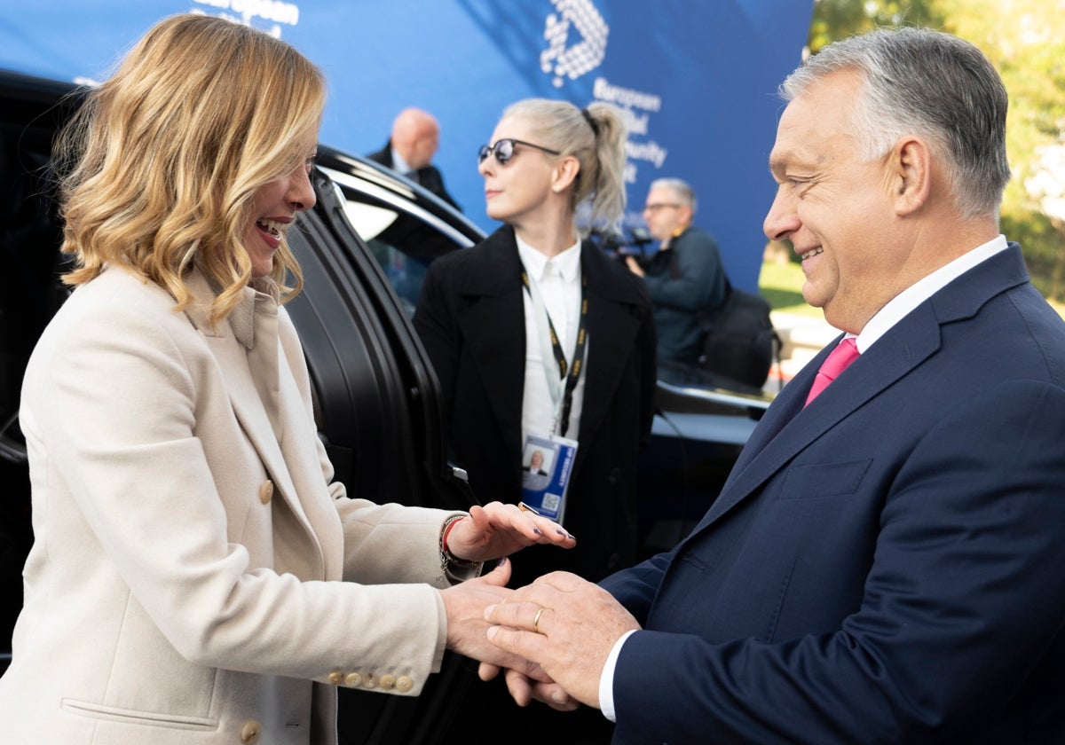 Primera ministra de Italia, Giorgia Meloni, junto al primer ministro de Hungría, Viktor Orban