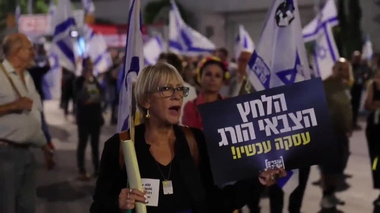 Protesta en Tel Aviv pide la liberación de los rehenes cuando se cumplen 400 días del ataque de Hamas