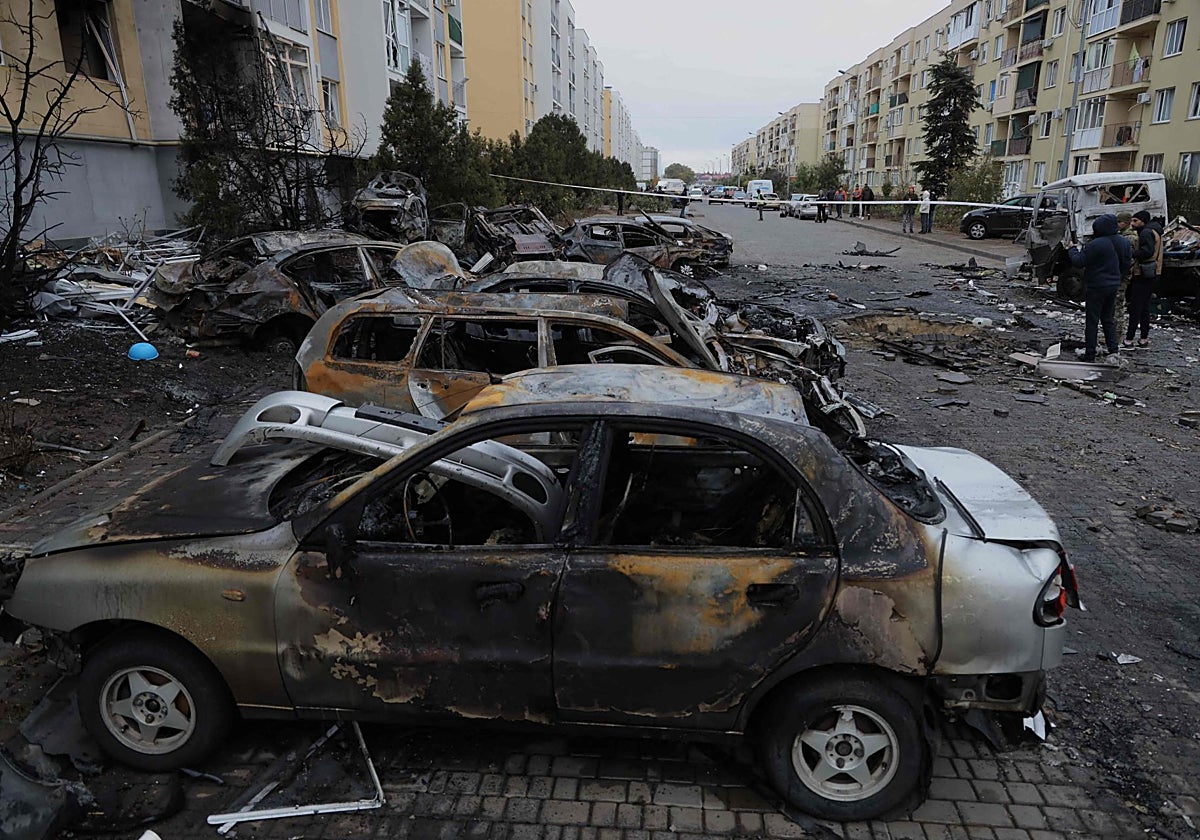Coches calcinados en el patio de un edificio residencial tras el ataque con drones en Odesa