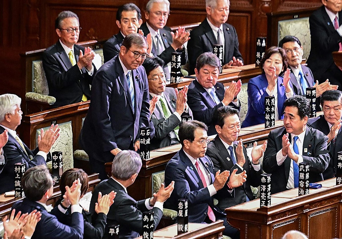 Los legisladores aplauden cuando el primer ministro de Japón, Shigeru Ishiba es reelegido para el cargo