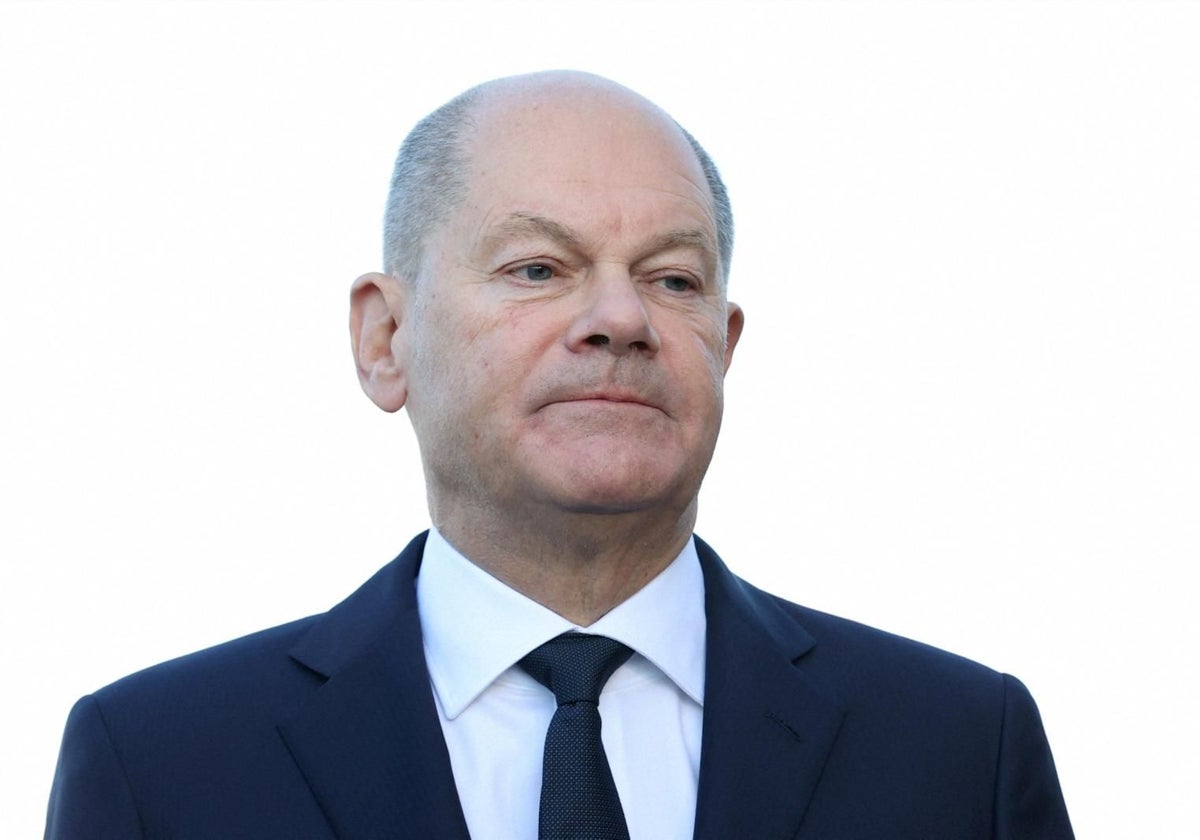 El canciller alemán, Olaf Scholz, se dirige a los medios en la cumbre informal de la UE